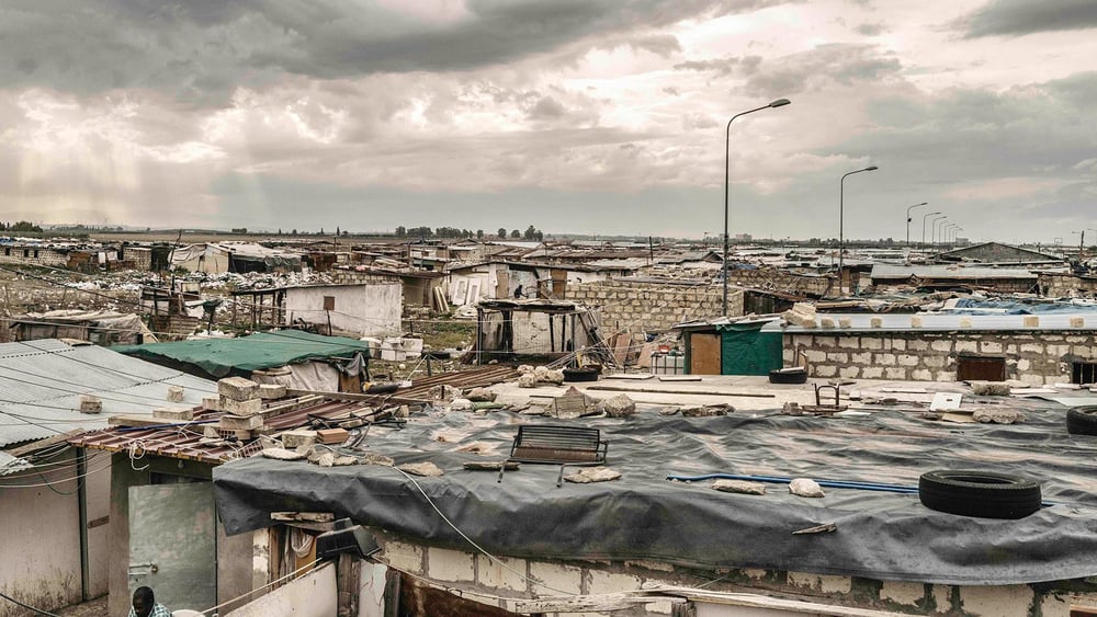 Un amas de maisons de fortune s’est créé le long de la piste d’un ancien aéroport militaire à Borgo Mezzanone, dans la région italienne des Pouilles. © Nicoló Lanfranchi