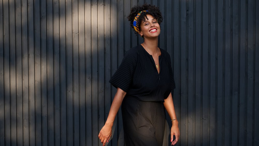 Sociologue, autrice, conférencière et formatrice, Anja Nunyola Glover accompagne institutions et particuliers sur la voie de l’antiracisme. Fille d’une Suissesse et d’un Ghanéen, elle a grandi dans le canton de Lucerne. © Mirjam Kluka