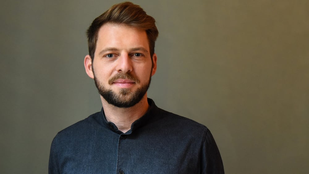 Jannis Julien Grimm dirige le groupe de recherche «Radical Spaces» au Centre de recherche interdisciplinaire sur la paix et les conflits de l’Université libre de Berlin. © M. Bender