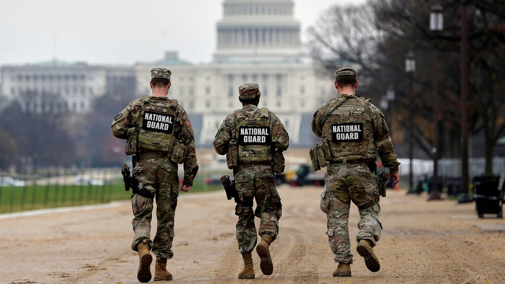 Depuis le début du second mandat de Donald Trump, l’administration s’est servie à plusieurs reprises de la garde nationale pour tenter de mettre au pas des villes démocrates, comme ici à Washington en novembre dernier. ©Rahmat Gul/KEYSTONE/AP Photo