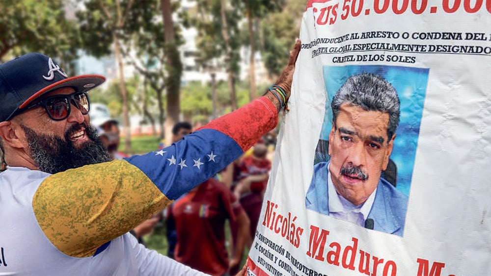 Un homme colle une affiche qui met à prix la tête de Nicolás Maduro, près de l’ambassade du Venezuela à Lima, le 3 janvier 2026, après que les forces américaines l’ont capturé. © Connie France/AFP/Getty Images