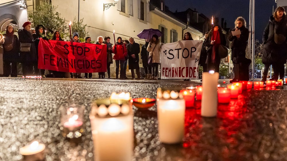 Des personnes se réunissent le 28 janvier 2026 à la suite du premier féminicide recensé de l’année en Suisse, à Carouge. © Salvatore Di Nolfi/KEYSTONE