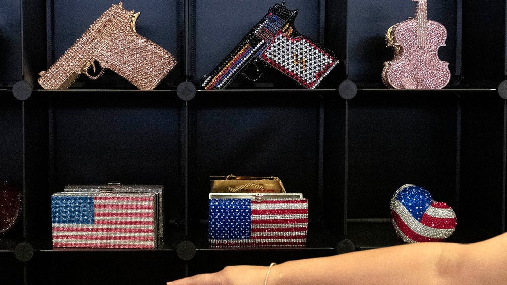 Des articles clinquants, notamment des sacs à main en forme d’arme à feu, sont en vente à la boutique « USA Trump Store » lors du CPAC 2024. © Jacquelyn Martin/KEYSTONE/AP Photo