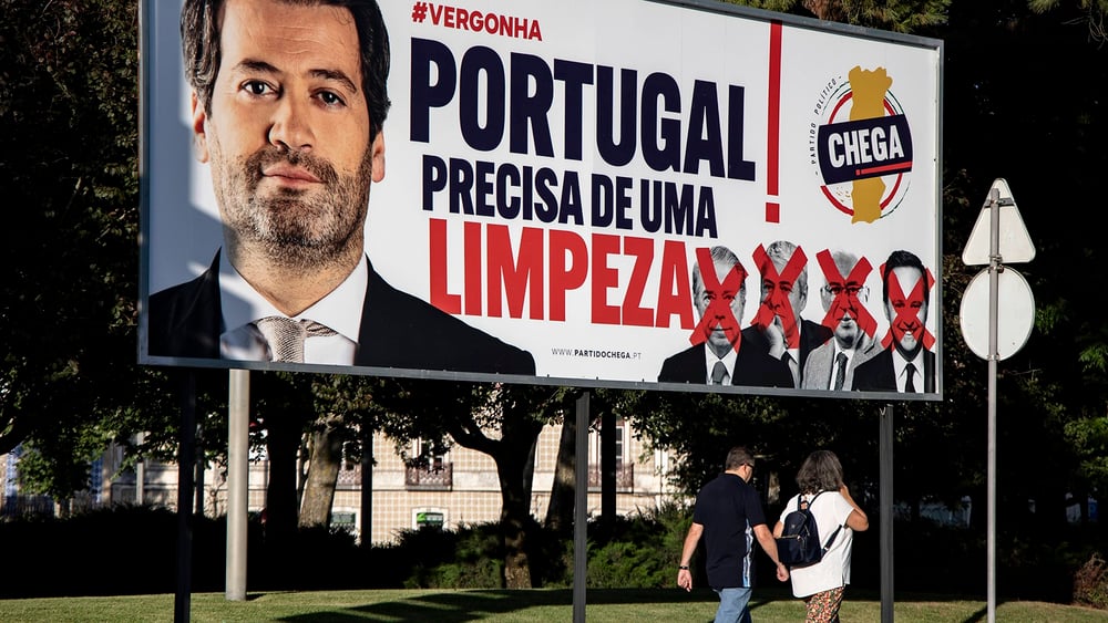 « Le Portugal a besoin d’un nettoyage » : avec ce slogan, Chega! vise à la fois l’immigration, la corruption et les opposants de Ventura, tracés d’une croix rouge. © Emanuele Contini/IMAGO