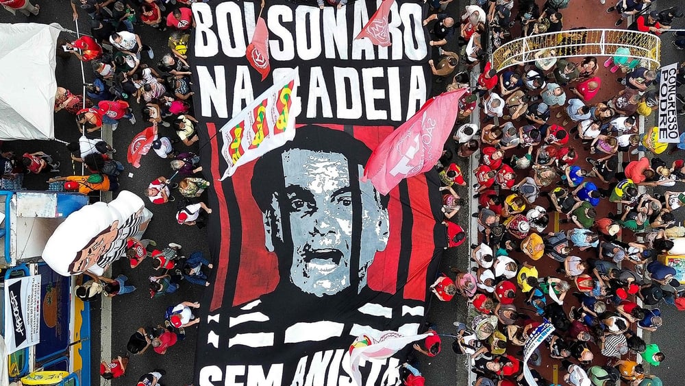 En réaction à la condamnation de l’ancien président Jair Bolsonaro à 27 ans de prison par la Cour suprême, des Brésilien·ne·x·s manifestent leur joie dans les rues de São Paolo en septembre 2025. © Sebastiao Moreira/EPA