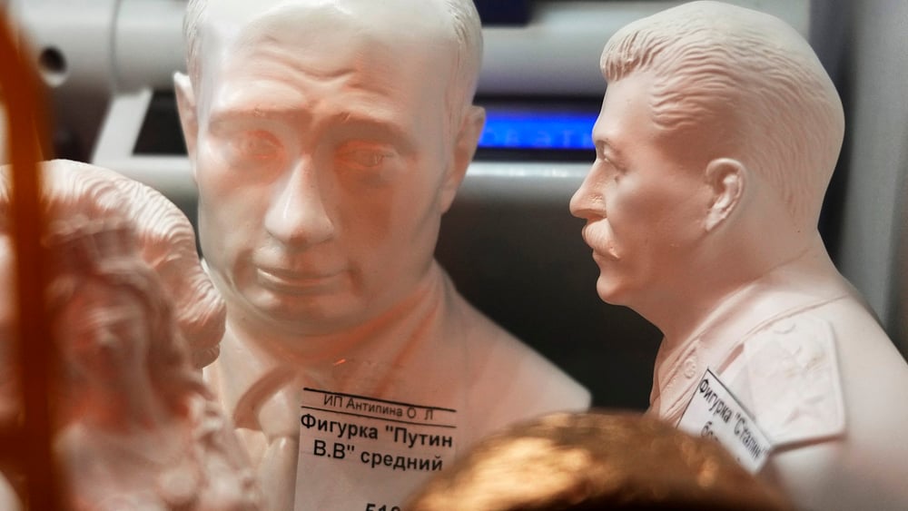 À Saint-Pétersbourg, les boutique de souvenirs proposent des statuettes du dictateur soviétique Joseph Staline et du président russe Vladimir Poutine. © Dmitri Lovetsky/AP Photo