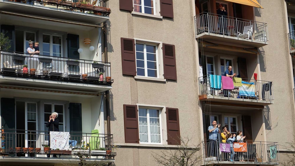 Des gens applaudissent pour soutenir le personnel médical, Berne. © AICH