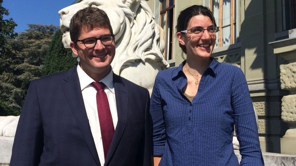 Flavie Bettex aux côtés de son avocat Maître Bigler. © Amnesty International