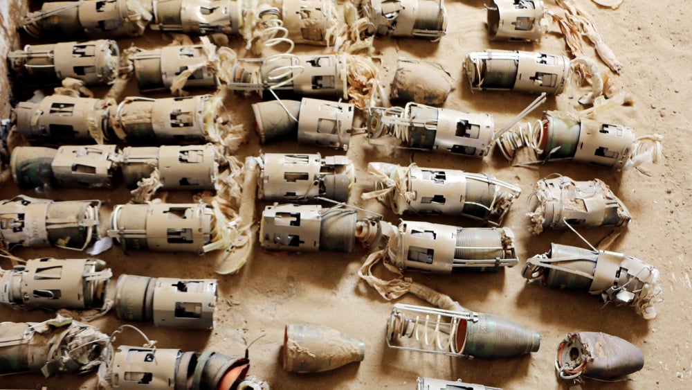 Les restes de sous-munitions d'une bombe aérienne fabriquée au Royaume-Uni, à Hajjah dans le nord du Yémen. © Amnesty International