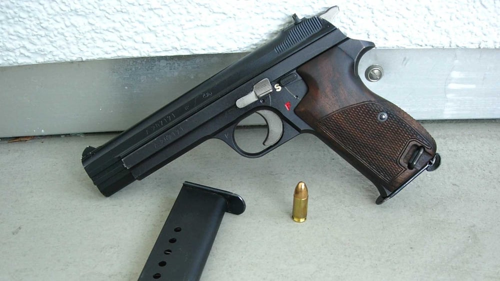 Un pistolet de l'armée suisse Pistol P210, son chargeur et ses munitions. © Vercing / wikicommons