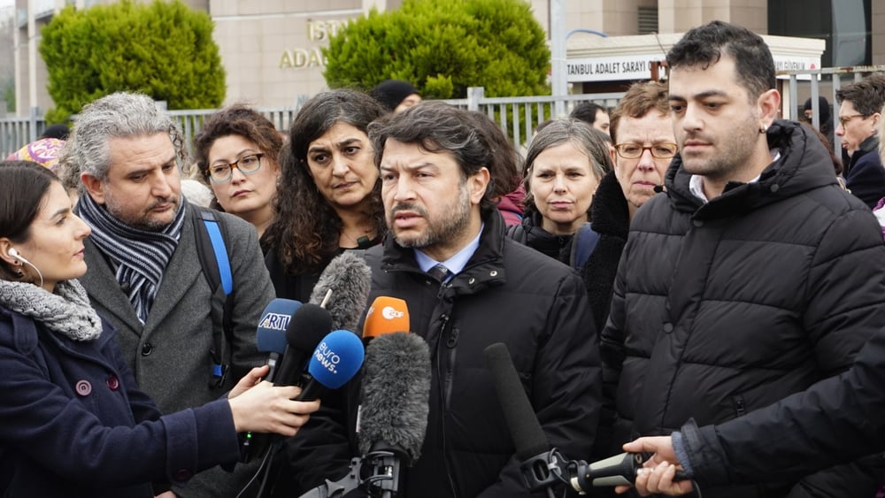 Taner Kiliç, président honoraire d’Amnesty Turquie, devant le Tribunal d'Istanbul le 19 février 2020. © Amnesty International Turquie / Fırat Doğan
