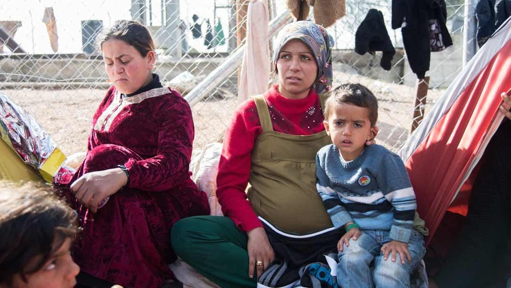 Une famille de réfugié·e·s e à la frontière grècque. © Fotis Filippou