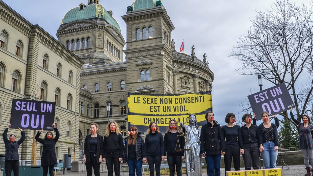 Action devant le Palais fédéral lors de la remise de la pétition «Justice pour les victimes de violences sexuelles» © AI/Philipe Lionnet