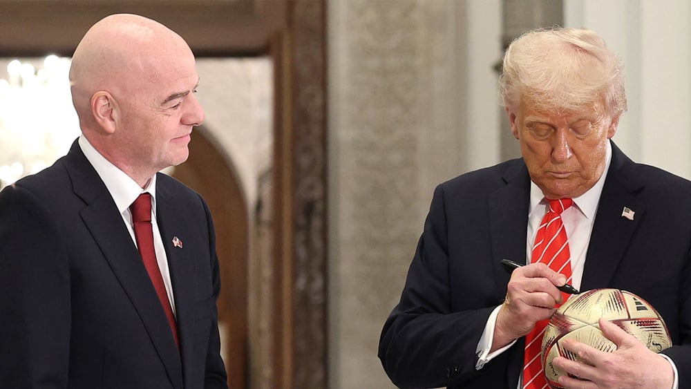 Donald Trump signe le ballon de la FIFA face à Gianni Infantino.