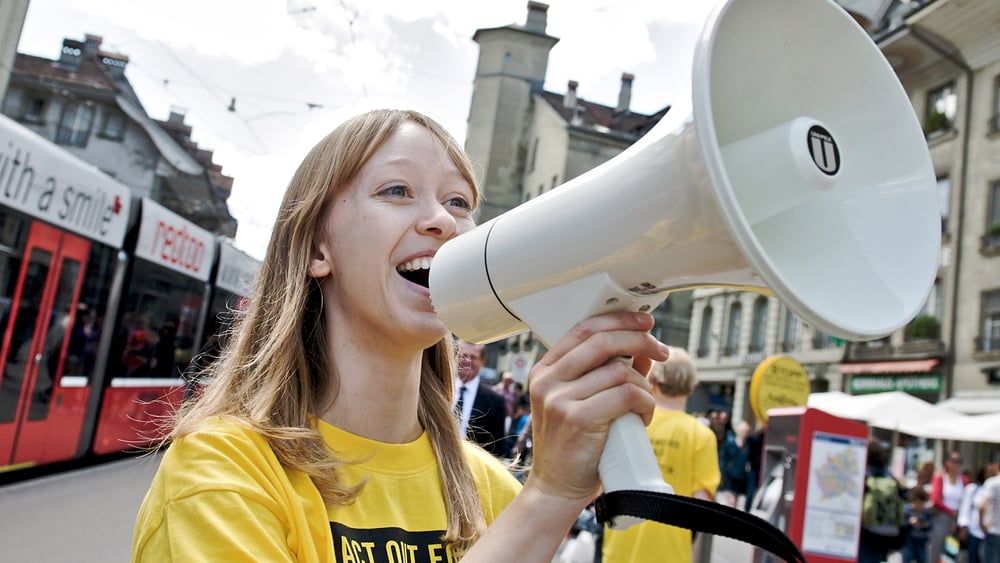 Amnesty Aktivistin mit einem Megafon