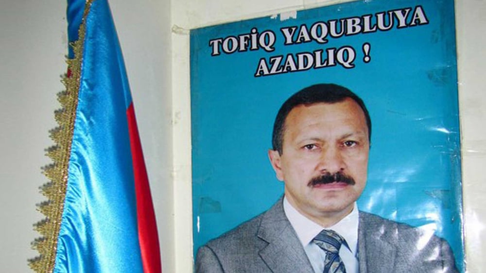 L'affiche représente Tofig Yagublu. On peut y lire: «Liberté pour Tofig Yagublu»