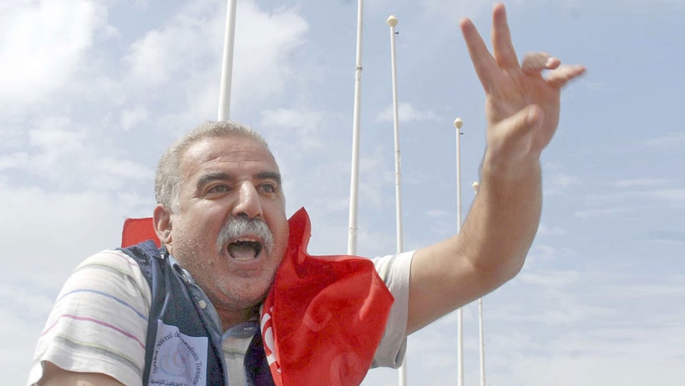 Zied El-Heni fait le signe de la victoire, porté en triomphe par ses partisans