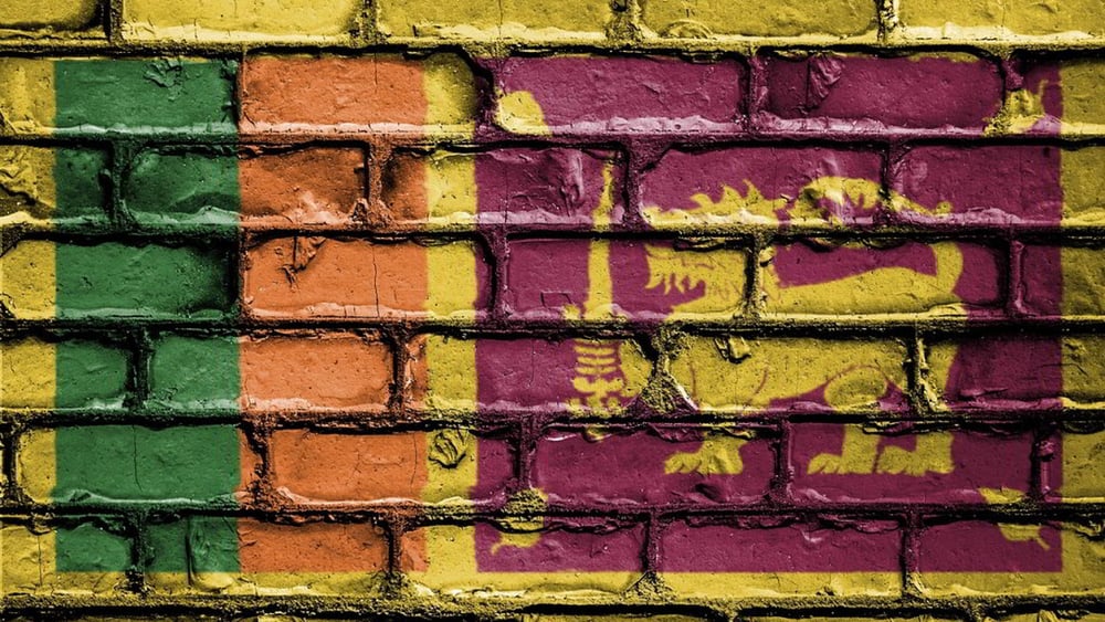 Drapeau du Sri Lanka sur un mur de pierre