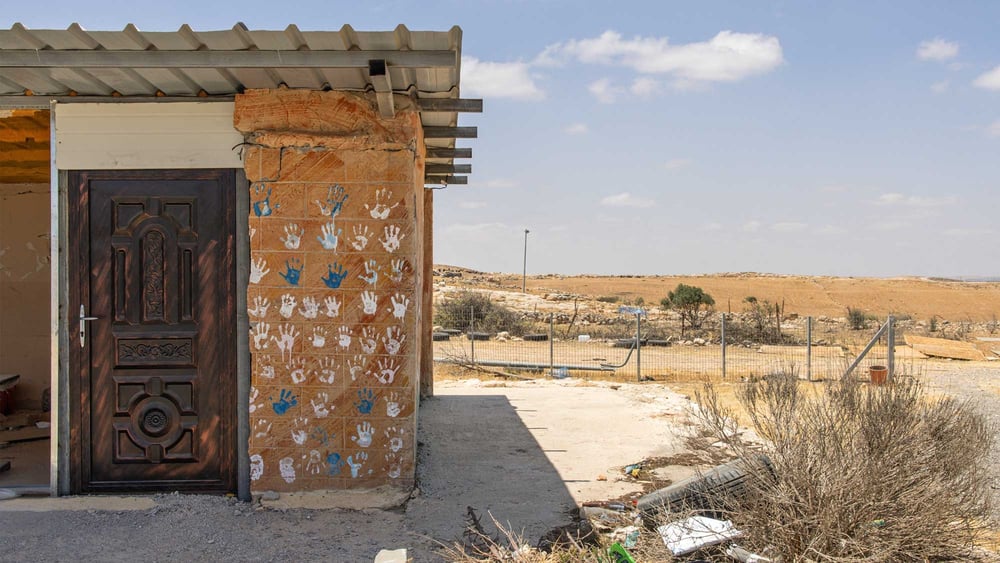 Des empreintes de mains ornent le mur d'une école du village de Zanuta