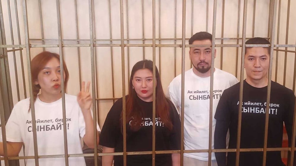 Les quatre journalistes du projet médiatique kirghize Temirov LIVE - Aike Beishekeeva, Makhabat Tazhibek-kyzy, Azamat Ishenbekov et Aktilek Kaparov - lors de leur audience au tribunal / L'inscription sur les T-shirts: "La vérité se plie, mais elle ne se brise pas" (en Kirghize) © Droits réservés