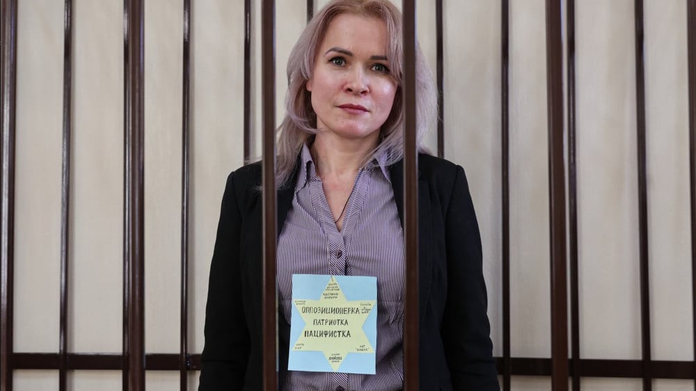 Maria Ponomarenko devant le tribunal. Elle porte une étoile jaune avec l'inscription: «Oppositionniste, Patriote, Pacifiste» © Yulia Morozova / SOTA