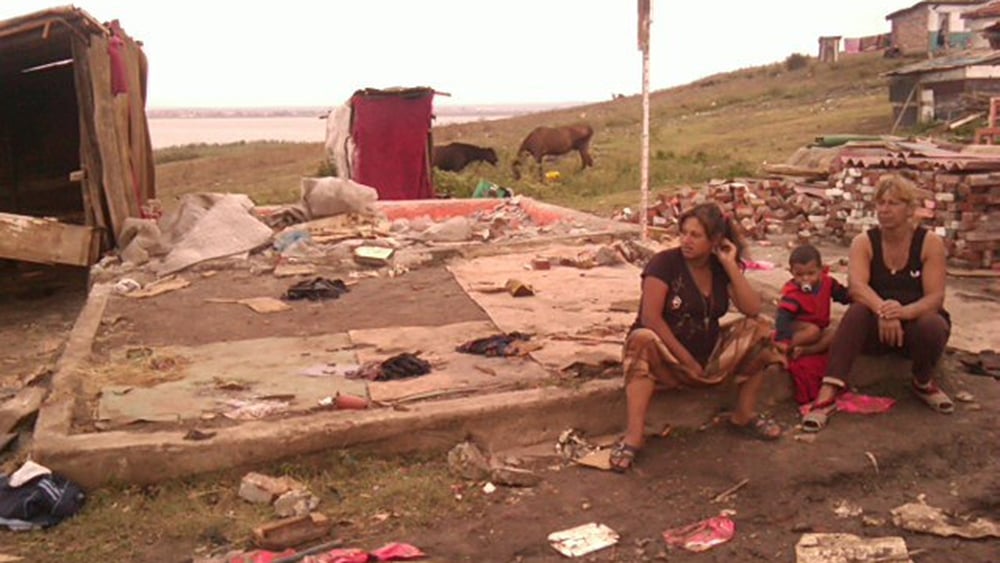 Malheureusement, l'histoire se répète encore et encore: «C'était notre maison» – des Roms sont assis sur les vestiges de leur maison, qui a été démolie par des bulldozers lorsque les autorités locales ont expulsé 27 familles roms en Bulgarie en septembre 2009. © Daniela Mihaylova / EOA