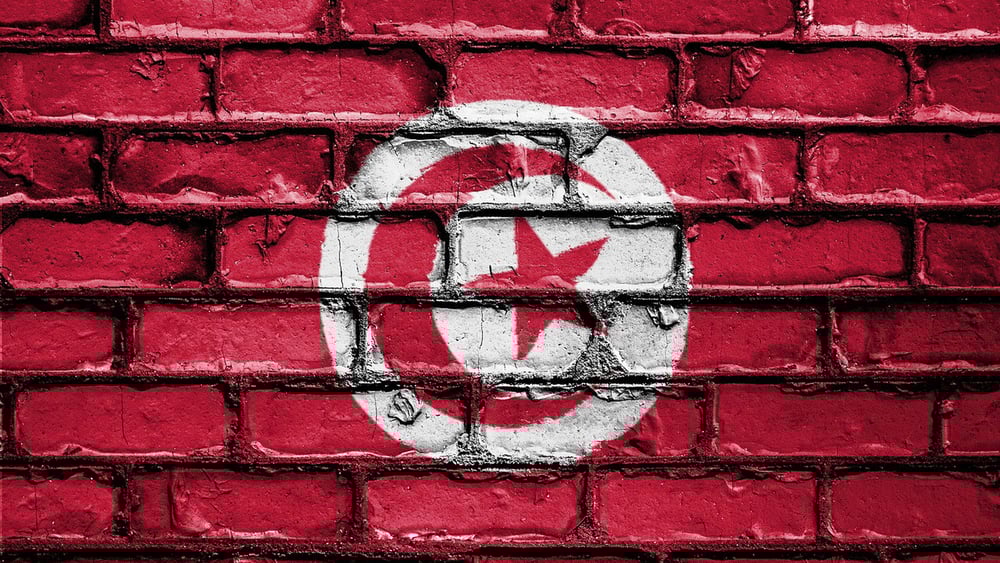 Drapeau de la Tunisie sur un mur (image symbolique, car aucune image spécifique n'est disponible pour le moment) © pixabay
