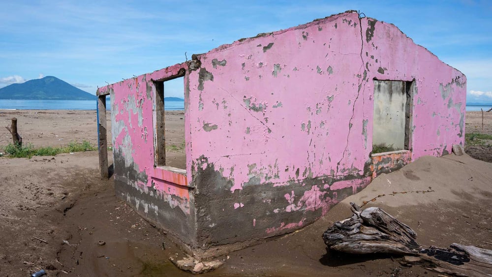 Le changement climatique et d'autres dommages environnementaux ont un impact considérable sur les moyens de subsistance des pêcheurs du golfe de Fonseca, au Honduras, exacerbant la pauvreté et les inégalités. (Image: vestiges d'une maison. Punta Ratón, Honduras, octobre 2022) © David Estrada