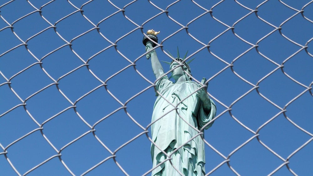 Image symbolique («Statue de la Liberté derrière les barreaux») © pixabay