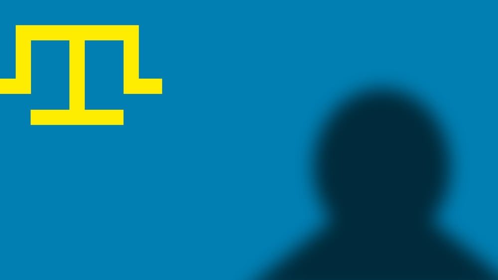 En arrière-plan: le drapeau des Tatars de Crimée (drapeau bleu avec temga doré (symbole populaire)) / portrait ombre: symboliquement pour Tofik Abdulgaziev (pas de photo disponible) © Amnesty Suisse