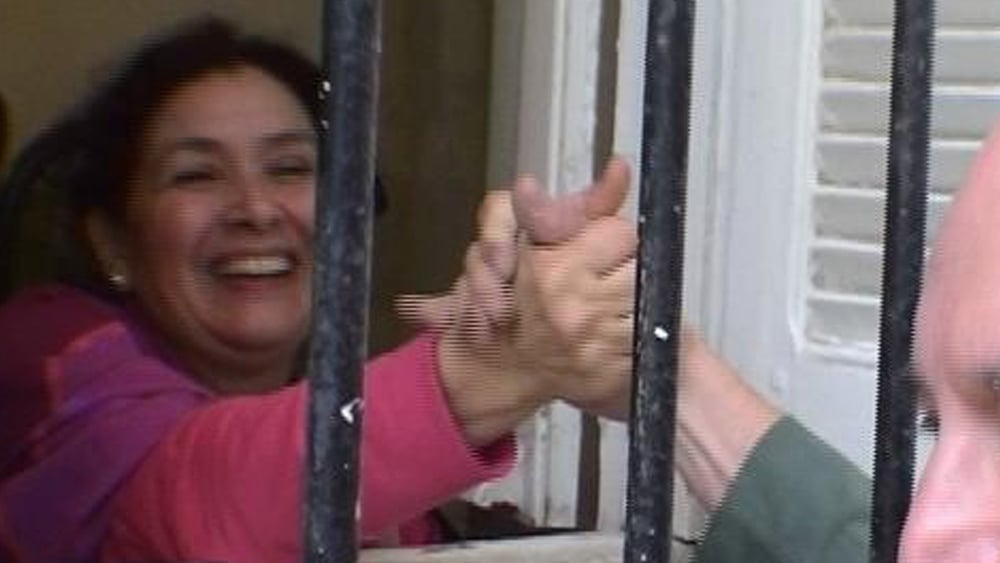 Photo d'archive de 2005 (Un délégué d'Amnesty International salue Sihem Bensedrine du CNLT le 17 novembre 2005, après que la délégation d'Amnesty International s'est vu refuser l'entrée au bureau du CNLT.) © Amnesty International