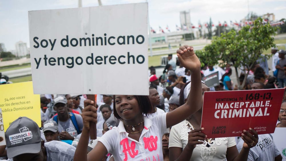Manifestation en septembre 2016 devant la Cour constitutionnelle de la République dominicaine pour commémorer le troisième anniversaire de la décision 168-13 et dénoncer l'apatridie dans le pays. La manifestation faisait également partie d'une série d'activités visant à marquer la remise au gouvernement dominicain de la pétition mondiale d'Amnesty International contre l'apatridie en République dominicaine. En septembre 2013, des dizaines de milliers de personnes ont été rétroactivement et arbitrairement déchues de leur citoyenneté dominicaine par la décision 168-13. La grande majorité des victimes sont des Dominicains d’origine haïtienne, qui se sont souvent retrouvés apatrides à cause de cette décision. © Amnesty International / Fran Afonso