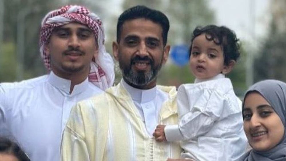 Fahd Ezzi Mohammed Ramadhan, au centre (avec enfant dans les bras) © Droits réservés