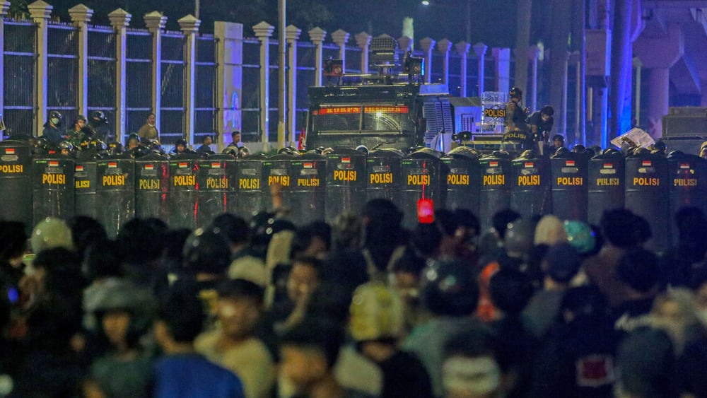 Émeutes devant la Chambre des représentants à Jakarta, en Indonésie: La police forme une ligne défensive lors d'une émeute devant la Chambre des représentants le 30 août 2025.© Photo by Claudio Pramana/NurPhoto via Getty Images