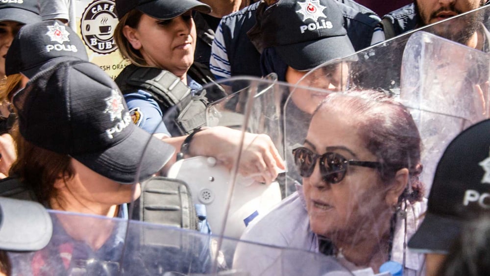 Nimet Tanrıkulu entouré par la police lors d'une manifestation © Droits réservés
