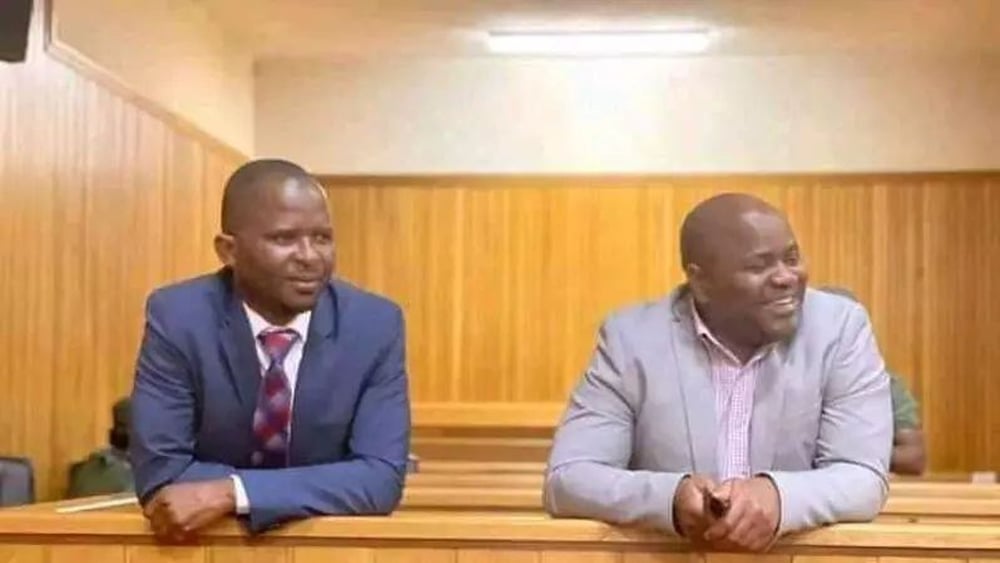 Le député Mduduzi Bacede Mabuza (à gauche) demeure détenu arbitrairement en Eswatini. Le député Mthandeni Dube (à droite) a été libéré le 5 novembre 2025 (photo d'archive, probablement de 2021). © Droits réservés