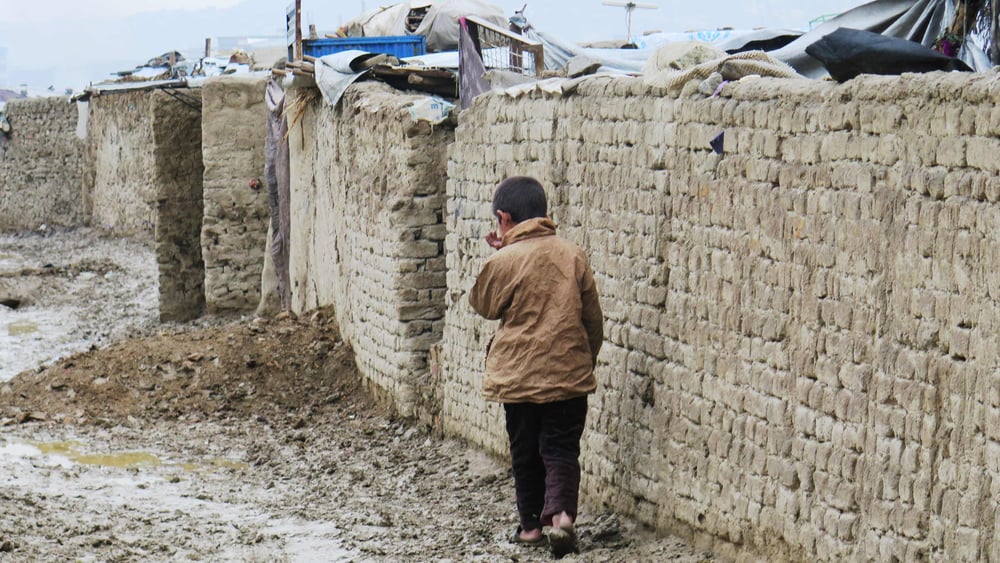 Un enfant dans le camp de déplacé·e·s de Chaman-e-babrak à Kaboul. © Amnesty International