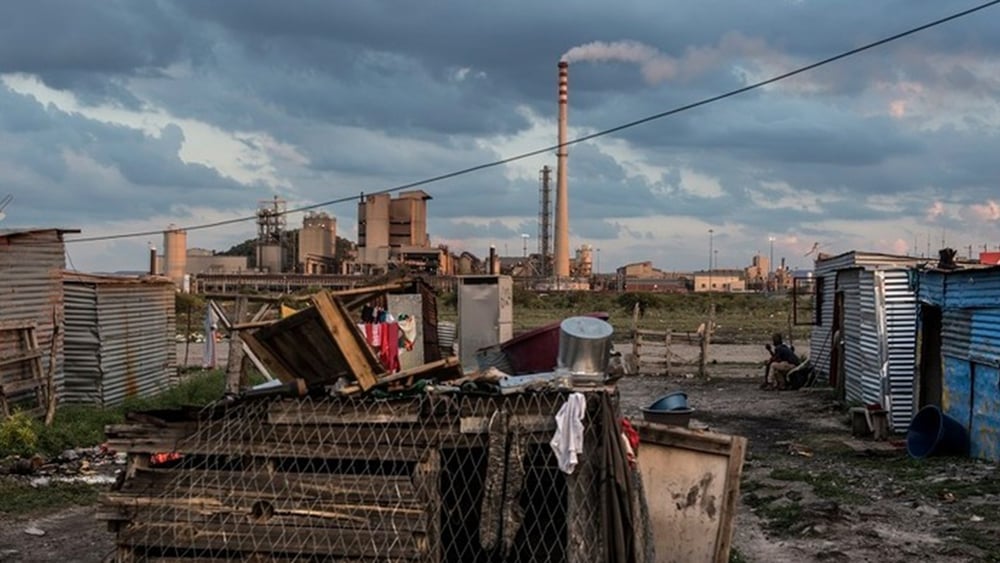 Vue sur la fonderie de Lonmin depuis l’habitat informel de Nkaneng, Marikana. © Paul Botes/Amnesty International