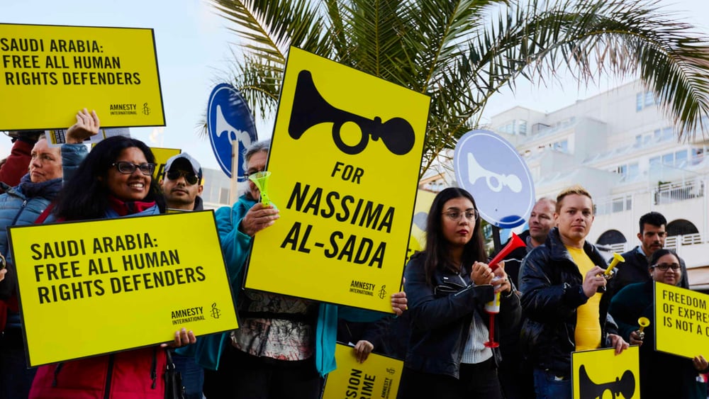 L'Arabie saoudite a encore beaucoup à faire pour les droits humains. Comme par exemple les défenseurs et défenseuses des droits humains doivent être libérés de prison, ce qui a été exigé lors de cette action aux Pays-Bas.© Amnesty International / Pierre Crom