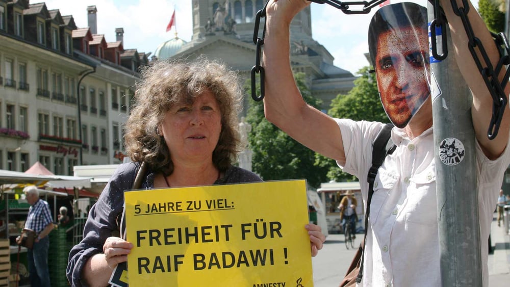 A l'occasion des 5 ans d'emprisonnement de Raif Badawi, une veillée de cinq jours a lieu à Berne sur la Bärenplatzbrunnen pour demander sa libération. © Amnesty Suisse