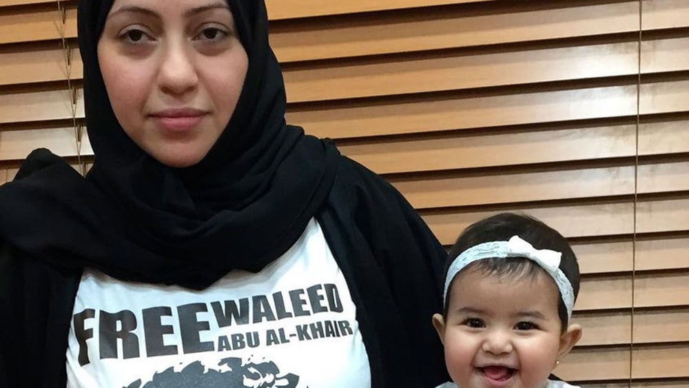 Samar Badawi, épouse du défenseur des droits humains et avocat Waleed Abu al-Khair, et leur fille Joud Waleed Abu al-Khair.