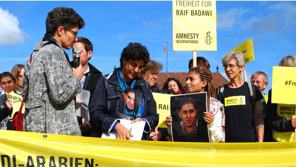 Ensaf Haidar, l'épouse de Raif Badawi lors d'une manifestation à Berne. Octobre 2015. © Amnesty International