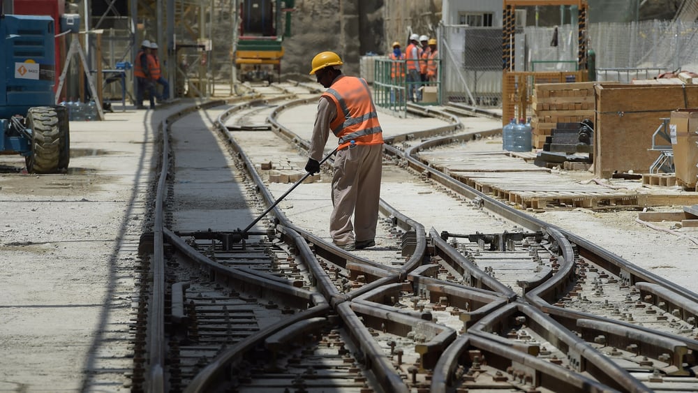 Frais illégaux pour obtenir un emploi, longues heures de travail dans des conditions dangereuses, salaires discriminatoires, les conditions des ouvrier·ère·s du métro de Riyadh sont manifestement abusives. © AHMED FARWAN/AFP/Getty Images