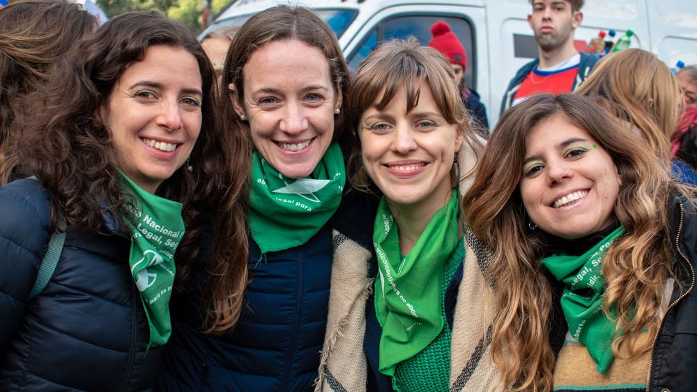 Les foulards verts sont le symbole des militantes en Argentine, qui demandent une révision des lois restrictives relatives à l’avortement.  © Amnistía Internacional Argentina / Demian Marchi