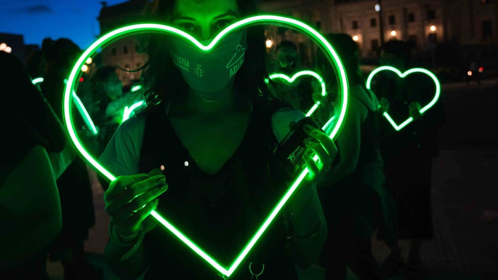 Une militante célèbre la légalisation de l'avortement adoptée par le Sénat argentin le 29 décembre 2020. © Tomás Ramírez Labrousse / Amnesty International