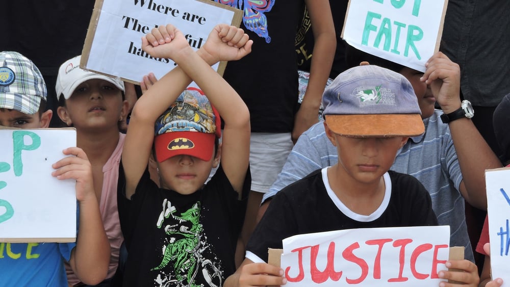 Des enfants réfugiés protestant contre les conditions de vie à Nauru. © DR