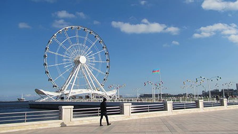 La répression des droits humains à l’approche des Jeux européens s’est traduite par le harcèlement, l’intimidation et l’incarcération de journalistes, d’avocats, de jeunes militants et d’opposants politiques. © Amnesty International