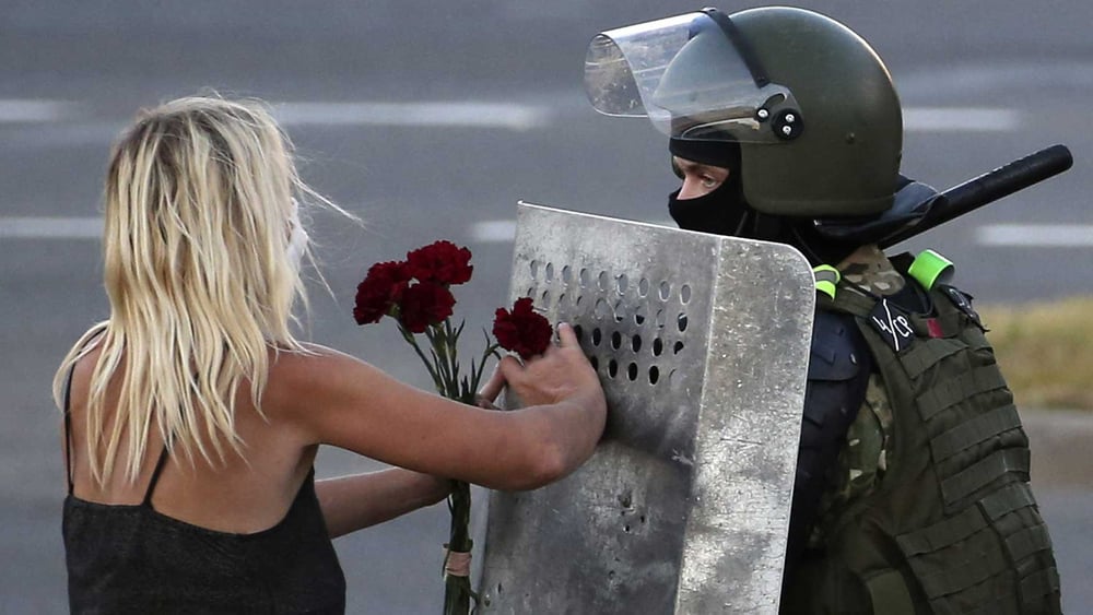 Un policier bélarussien surveillant une rue lors d'une manifestation contre les résultats de l'élection présidentielle de 2020 © Natalia Fedosenko/TASS
