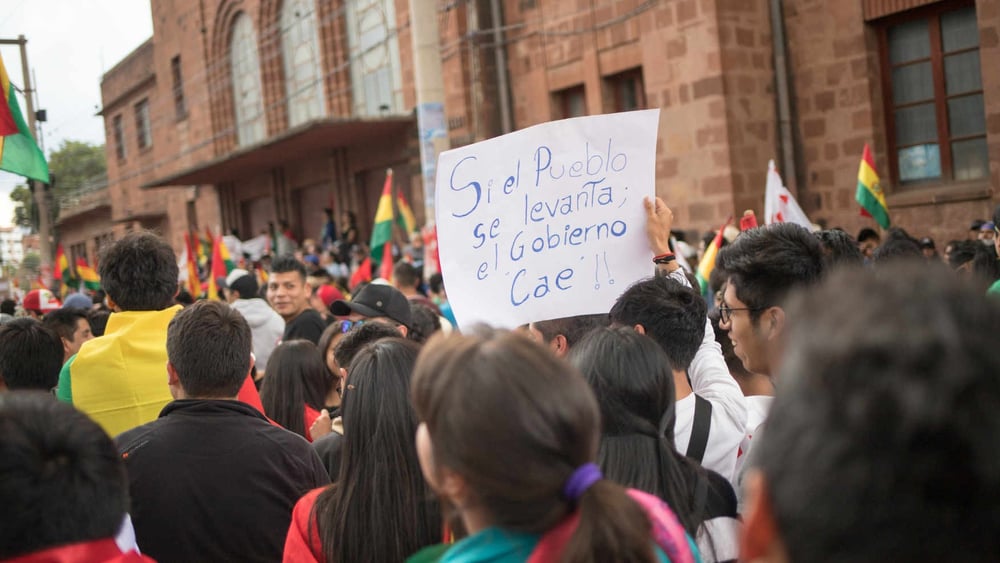 «Si le peuple se soulève, le gouvernement tombe» peut-on lire sur une pancarte lors d'une manifestation contre la réélection d'Evo Morales, en octobre 2019. © Shutterstock/Devin Beaulieu