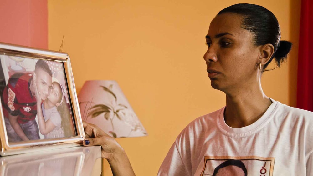 Ana Paula, la mère Johnatha de Oliveira, un garçon de 19 ans tué par la police militaire. © AF Rodrigues/Amnistia Internacional
